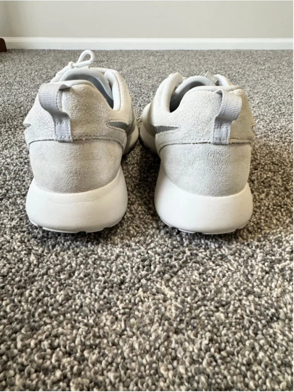 Nike Roshe One PRM Running Shoes Platinum 833928-009 Women's Size 9.5 Sneaker